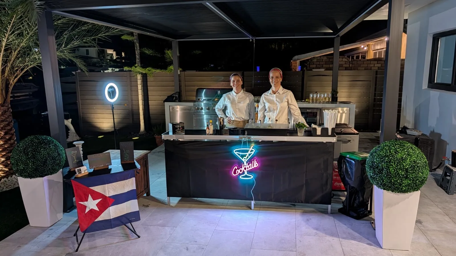 Equipo de la barra móvil Tipsy Tides en un evento privado